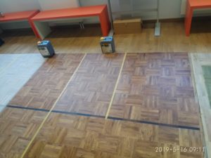 Разные водные лаки на ламельном паркете из дуба
