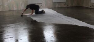 Нанесение грунта ТДЕ ГПИЭП 2К на стяжку шпателем