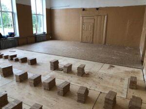10 продовжуємо укладання паркету у спортзалі львівської школи